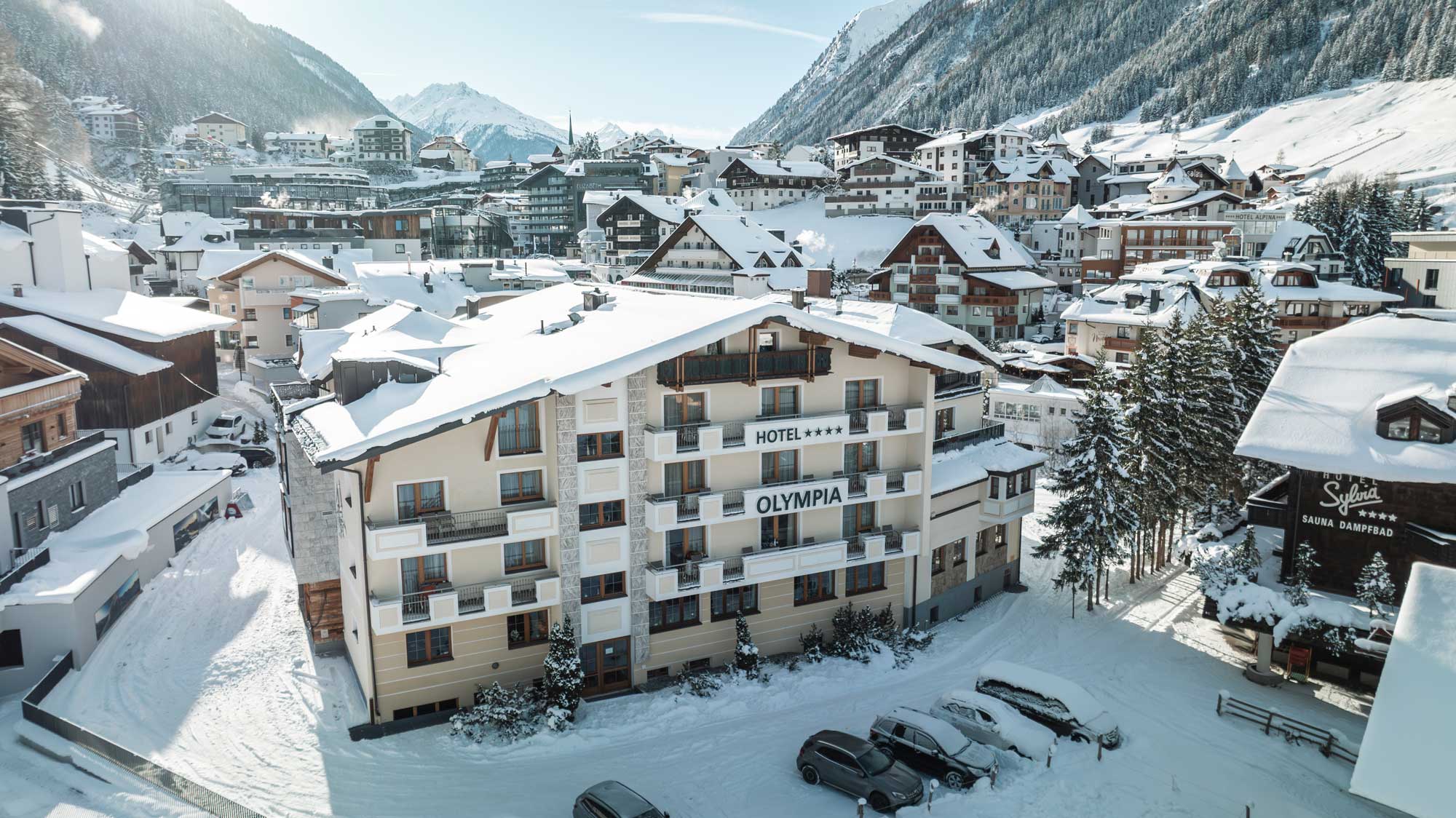 Hotel Olympia Ansicht Winter Ischgl Schnee Tirol Herobild 3