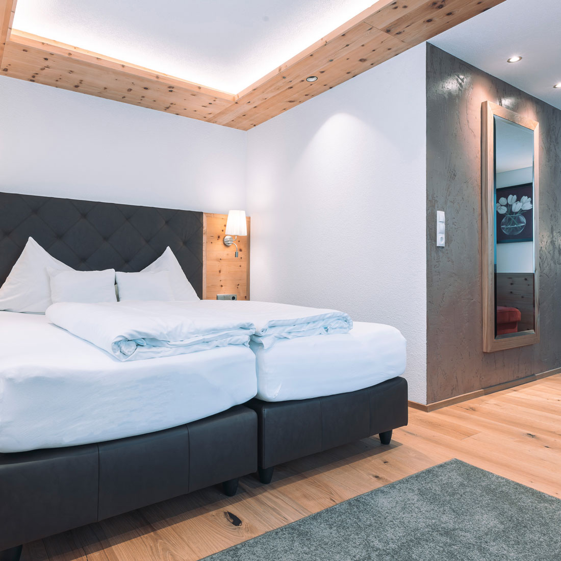 Hotel Olympia Zimmer Suiten Raum Bett Tirol Ischgl 01